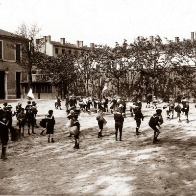La cour de récréation en 1910